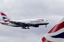 رجل طائر يحلق قرب طائرة فوق إنكلترا!