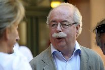 رئيس مجلس إدارة توتال سيدفن الاثنين في غرب فرنسا