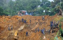 حوالى مئة شخص دفنوا احياء اثر تدفق اطنان من الوحول في سريلانكا