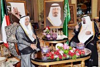 العاهل السعودي يبحث مع أمير الكويت التعاون بين البلدين