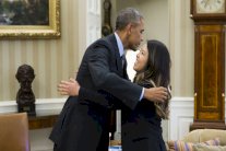 أوباما يعانق أول أميركية تصاب بإيبولا