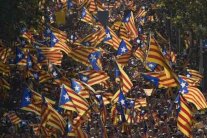 كاتالونيا تنظم استفتاء رمزيا حول الاستقلال متحدية مدريد