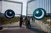 55 قتيلًا في هجوم انتحاري في باكستان قرب الحدود مع الهند