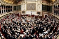 اليمين الفرنسي المتطرف يلغي تعليق عضوية مسؤول اعتنق الاسلام