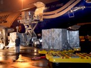 طائرة مساعدات غذائية واغاثية سعودية تصل افغانستان