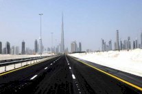 طرق دبي: استعمال الهاتف أثناء القيادة يقارب تأثير الكحول