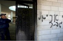 مستوطنون يحرقون مسجدًا في الضفة الغربية