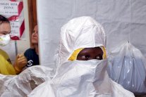 سيراليون تواجه ايبولا بلا سيارات اسعاف ولا حفاري قبور