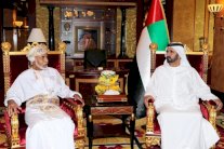 محمد بن راشد يُهدي السلطان قابوس قصيدة