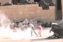 طفل سوري يتحدى القناص لينقذ طفلة من الموت