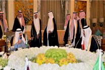 العاهل السعودي يعقد اجتماعًا مع قادة دول التعاون 