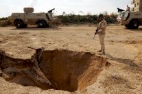 10 قتلى على الاقل في سقوط صاروخ على منزل في سيناء المصرية