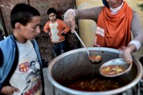 الصليب الأحمر: النازحون السوريون بحاجة الى مساعدات في الشتاء