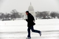 الثلوج تشلّ الولايات المتحدة