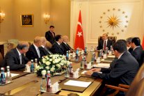 أوغلو في بغداد لبحث التعاون ضد 