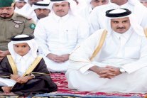 أمير قطر يؤدي صلاة الاستسقاء
