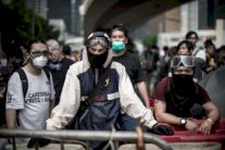 متظاهرون يحتجون امام قنصلية بريطانيا في هونغ كونغ