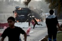 اسقاط الجنسية البحرينية عن ثلاثة مواطنين ادينوا بمهاجمة الشرطة