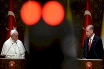 البابا يدعو قادة العالم الاسلامي الى ادانة