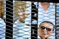 مبارك ونجلاه ووزير داخليته باقون في السجون بعد البراءة