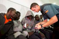 مهاجرون افارقة ينجحون في العبور الى مليلية الاسبانية في وضح النهار