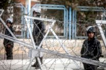 الشرطة المصرية تحاول تفريق محتجين على الحكم ببراءة مبارك 