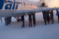 تجمدت الطائرة فدفعها الركاب بأيديهم العارية