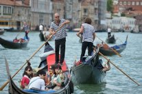 إيطاليا تفرض غرامة على حاملي الحقائب 