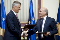 اكبر حزبين في كوسوفو يوقعان اتفاقا ينهي الازمة السياسية