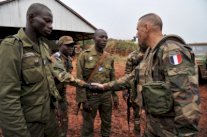 فرنسا ستخفض عديد قواتها في أفريقيا من الفين إلى 1500 