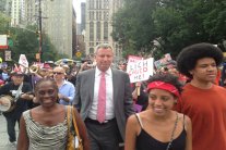 رئيس بلدية نيويورك يطالب بتأهيل إنساني للأمنيين