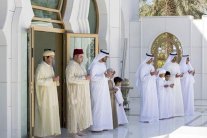 ملك المغرب ومحمد بن زايد يؤديان صلاة الجمعة في جامع الشيخ زايد الكبير