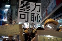متظاهرو هونغ كونغ يشتبكون مع الشرطة قرب مقر الحكومة