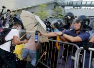 ثلاثة ناشطين في هونغ كونغ يبدأون إضرابًا عن الطعام