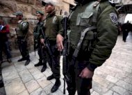 فتى فلسطيني يطعن اسرائيليين في مستوطنة في الضفة الغربية