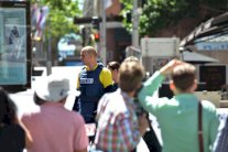 عروس مسلمة تقدم ورد زفافها لضحايا مقهى سيدني