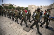 الشين بيت يعتقل 5 فلسطينيين خططوا لهجمات في إسرائيل