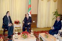 الرئيس الجزائري يستقبل سفيرين داحضًا الشائعات