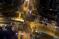 ترام دبي يصدم سيارة تجاوزت الإشارة الحمراء