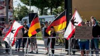 ألمانيون يتظاهرون ضد الإسلام والعنصرية!
