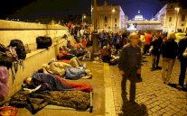 توزيع أكياس نوم على المشرّدين في عيد البابا فرنسيس