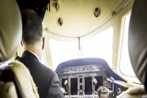 طيار وأفراد طاقمه ينتصرون على مهرب مخدرات