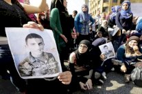 داعش يهدد بقتل ثلاثة جنود لبنانيين محتجزين لديه