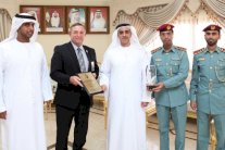 سيف بن زايد يتسلم جائزة للشرطة من منظمة أميركية