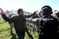 توقيف فلسطينيين اثنين بتهمة جرح فتاة اسرائيلية