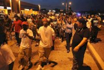  الشاب الاسود الذي قتلته الشرطة شهر سلاحه بوجه الشرطي