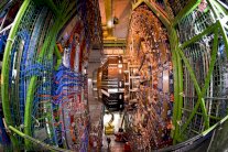 مصادم هادرون يتهيأ لكشف مزيد من أسرار الكون في 2015