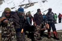 آلاف السيارات عالقة في الثلوج في منطقة الالب الفرنسية