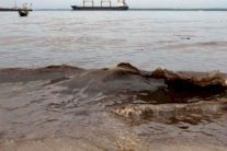 روسيا تسعى إلى احتواء تسرب نفطي في البحر الأسود