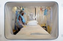 تشخيص حالة اصابة بفيروس ايبولا في بريطانيا